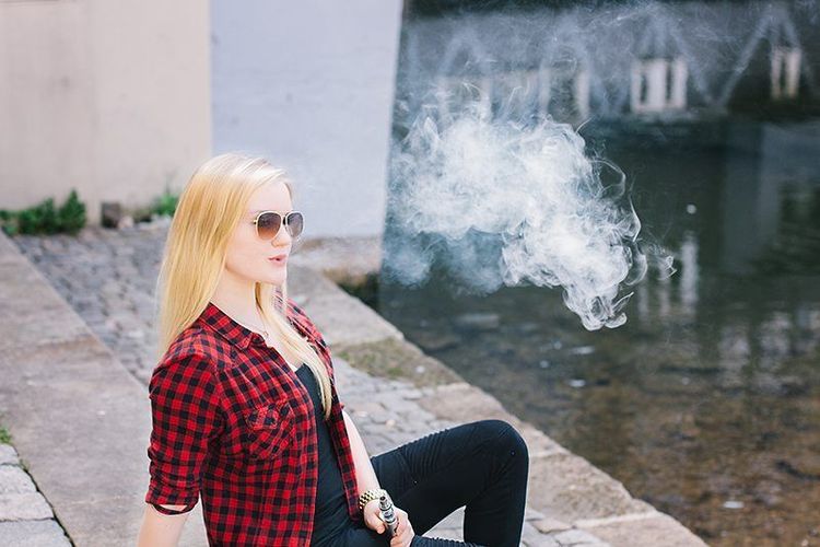 Stereotypical vapers: the cloud bro